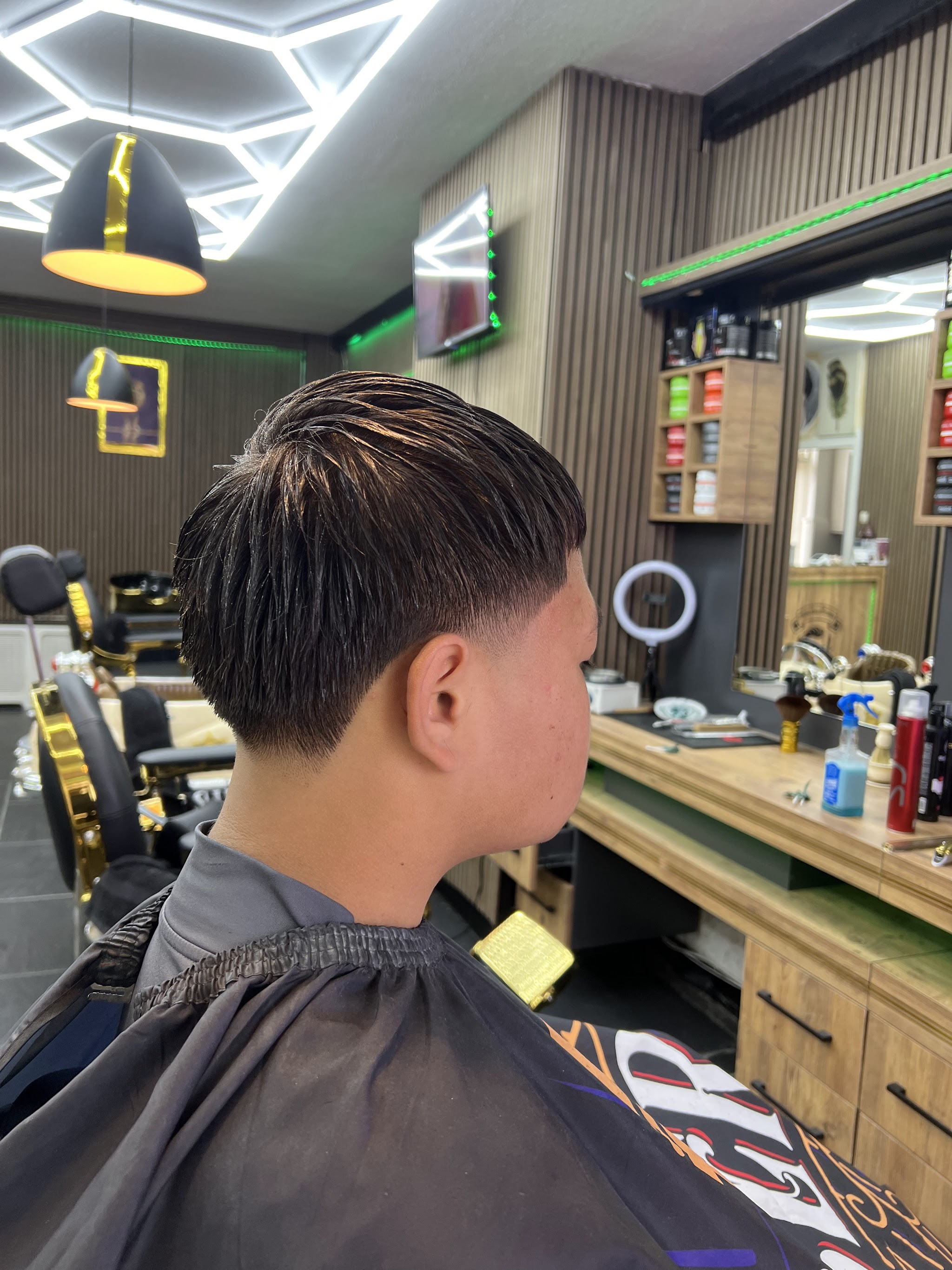 Een strak geknipte coupe van opzij, in de salon van Kapsalon Saleh